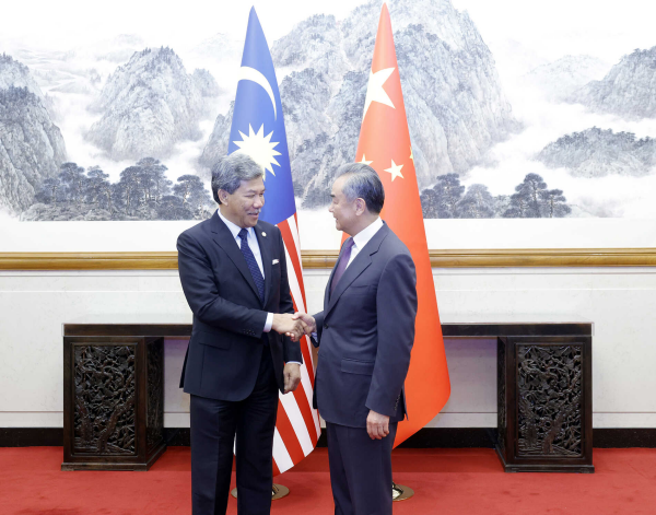王毅与马来西亚外长哈桑举行会谈